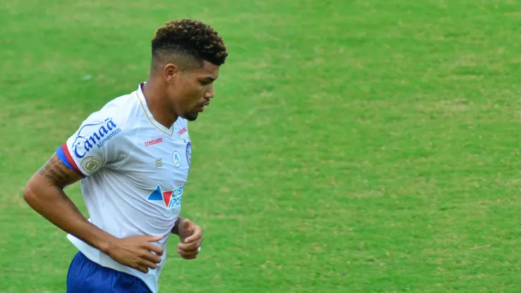Juninho jogador do Bahia comemora seu gol com jogadores do seu time durante partida contra o Bragantino no estadio Pituacu pelo campeonato Brasileiro A 2020.