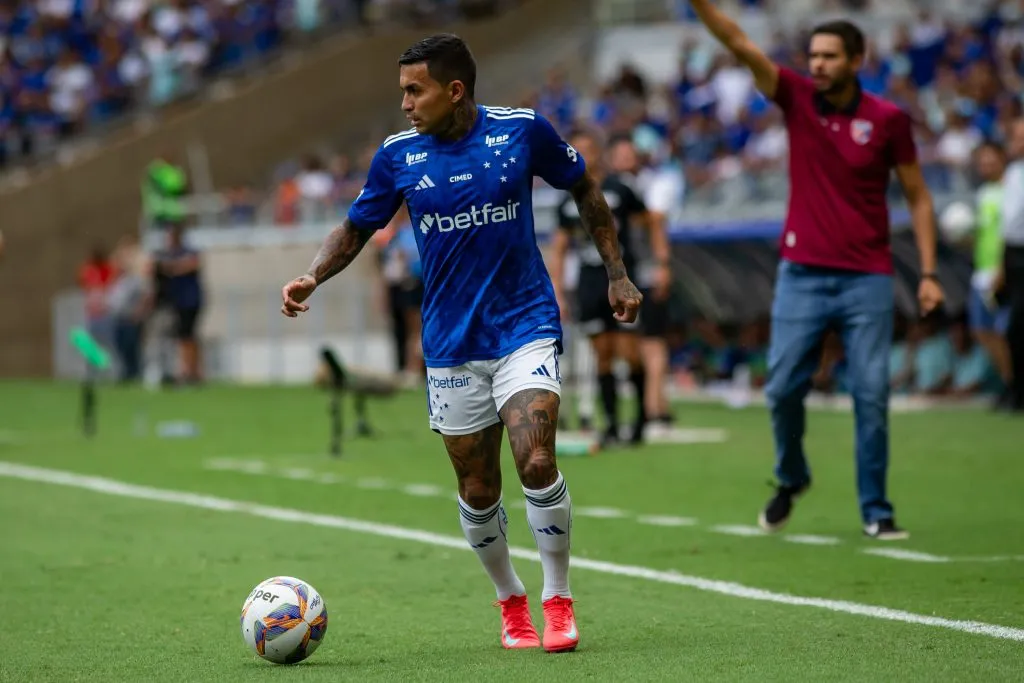 Dudu jogador do Cruzeiro durante partida contra o Betim no Mineirão pelo campeonato Mineiro 2025. Foto: Fernando Moreno/AGIF