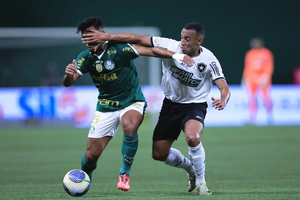 Gabriel Menino jogador do Palmeiras disputa lance com Marçal jogador do Botafogo durante partida na Arena Allianz Parque pelo campeonato Brasileiro A 2024. Foto: Ettore Chiereguini/AGIF