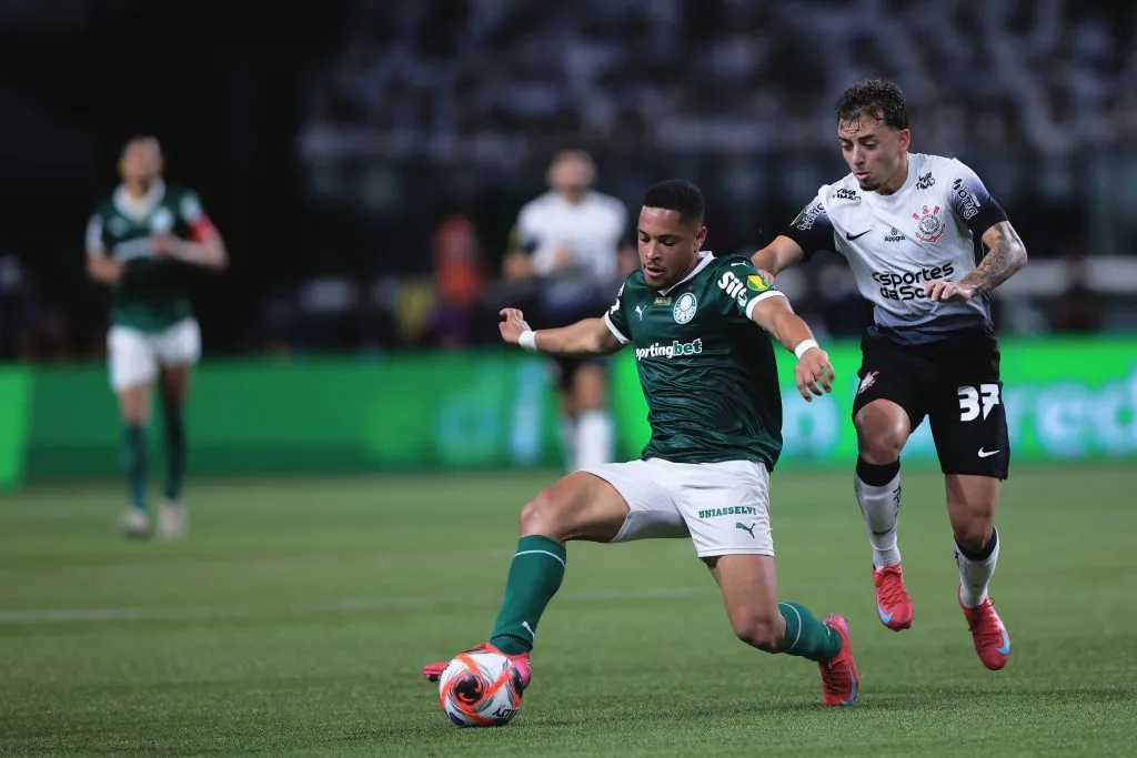 SP – SAO PAULO – 16/03/2025 – PAULISTA 2025, PALMEIRAS X CORINTHIANS – Vitor Roque jogador do Palmeiras disputa lance com jogador do Corinthians durante partida no estadio Arena Allianz Parque pelo campeonato Paulista 2025. Foto: Ettore Chiereguini/AGIF