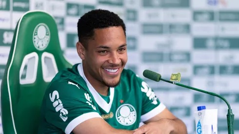 Vitor Roque durante sua apresentacao oficial como jogador do Palmeiras em coletiva de imprensa realizada no CT Academia de Futebol.