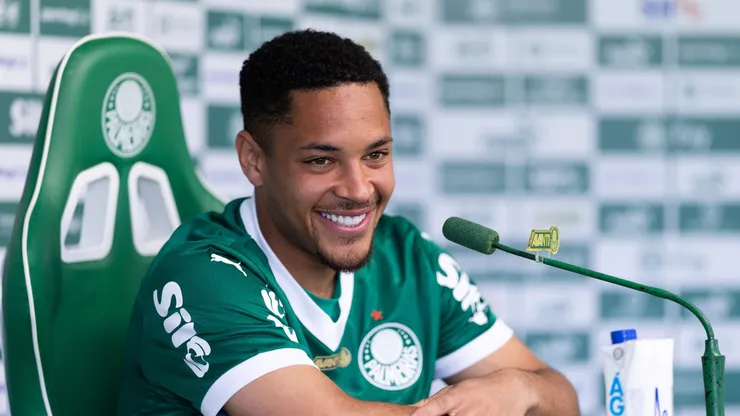 Vitor Roque durante sua apresentacao oficial como jogador do Palmeiras em coletiva de imprensa realizada no CT Academia de Futebol.