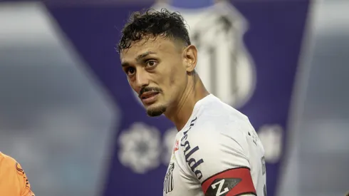 SP – SANTOS – 31/03/2024 – PAULISTA 2024, SANTOS X PALMEIRAS – FINAL – Diego Pituca jogador do Santos durante execucao do hino nacional antes da partida contra o Palmeiras no estadio Vila Belmiro pelo campeonato Paulista 2024. Foto: Reinaldo Campos/AGIF