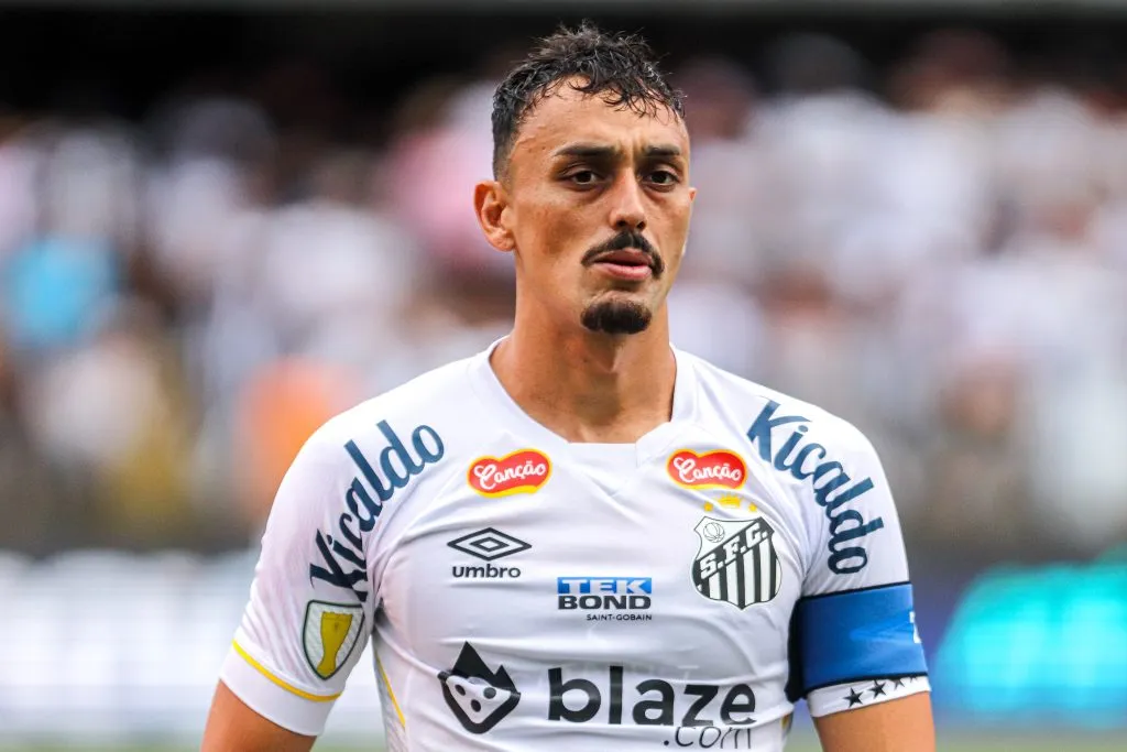 SP – SANTOS – 18/02/2024 – PAULISTA 2024, SANTOS X NOVORIZONTINO – Diego Pituca jogador do Santos durante execucao do hino nacional antes da partida contra o Novorizontino no estadio Vila Belmiro pelo campeonato Paulista 2024. Foto: Reinaldo Campos/AGIF