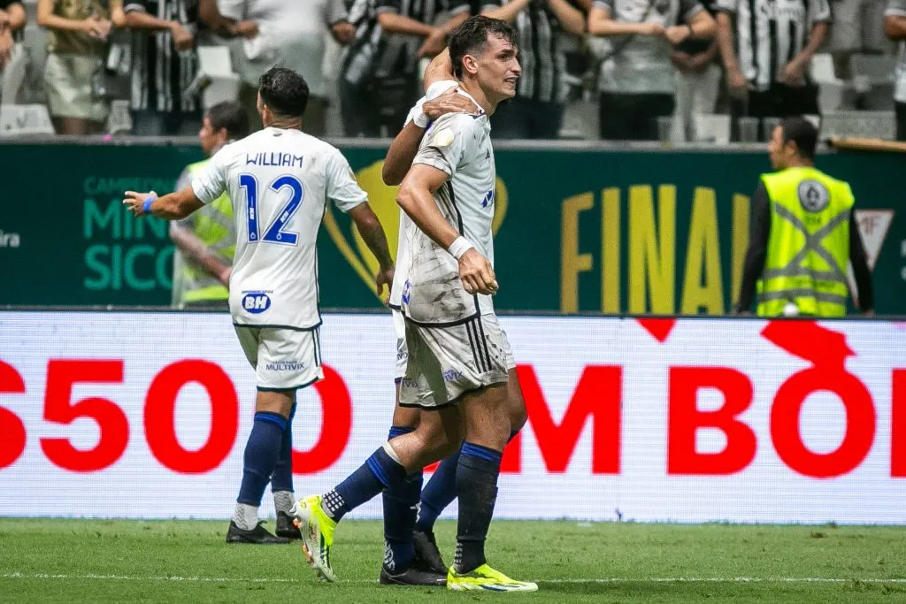 Juan Dinenno jogador do Cruzeiro comemora seu gol durante partida contra o Atlético-MG na Arena MRV pelo campeonato Mineiro 2024. Foto: Fernando Moreno/AGIF