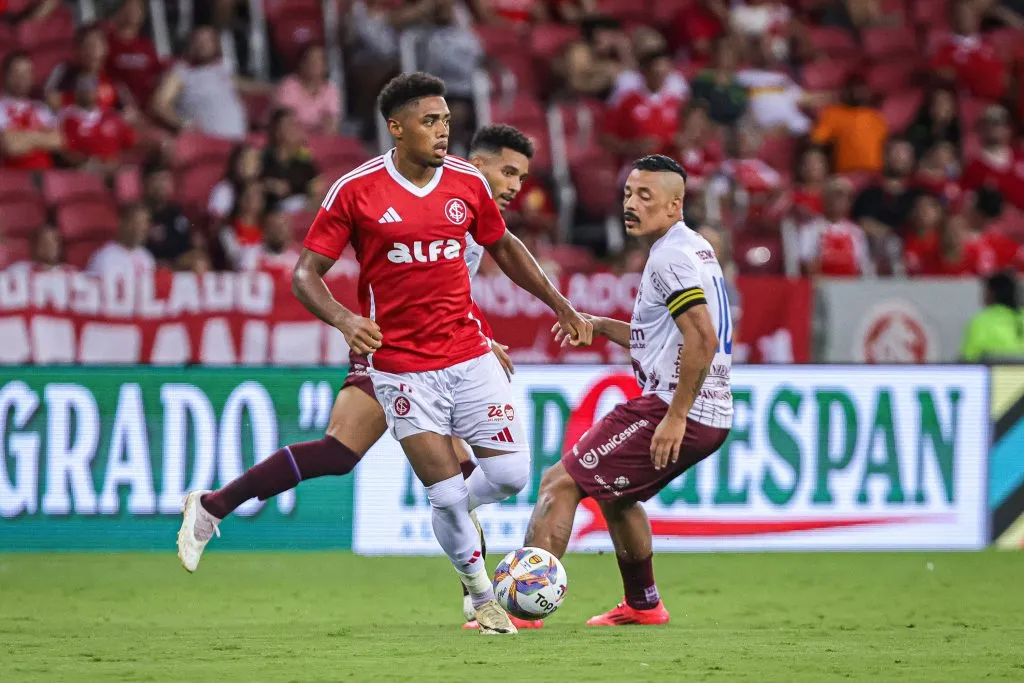Victor Gabriel jogador do Internacional durante partida contra o Caxias no Beira-Rio pelo campeonato Gaucho 2025. Foto: Maxi Franzoi/AGIF