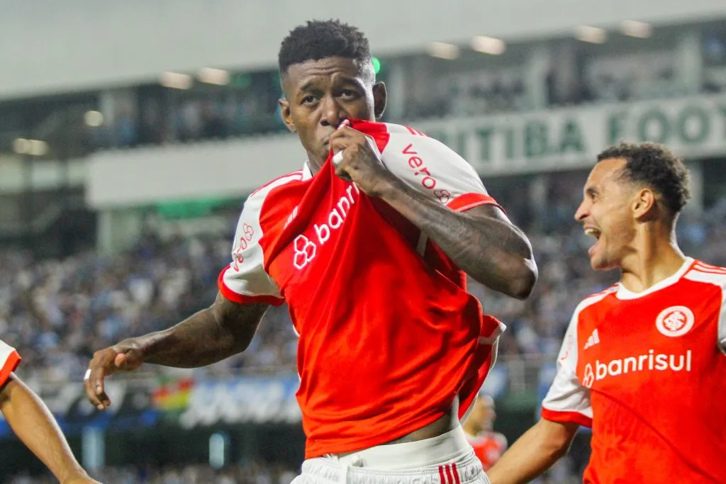 Vitao jogador do Internacional comemora seu gol durante partida contra o Gremio no estadio Couto Pereira pelo campeonato Brasileiro A 2024. Foto: Lucas Gabriel Cardoso/AGIF