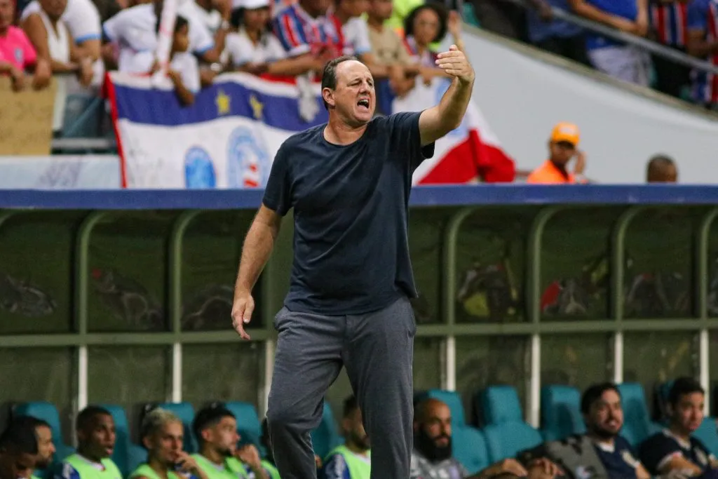 Rogerio Ceni, técnico do Bahia, passando instruções ao time – Foto: Renan Oliveira/AGIF