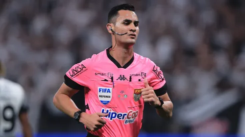 O arbitro Matheus Delgado Candancan durante partida entre Corinthians e Palmeiras no estadio Arena Corinthians pelo campeonato Paulista 2025. Foto: Ettore Chiereguini/AGIF