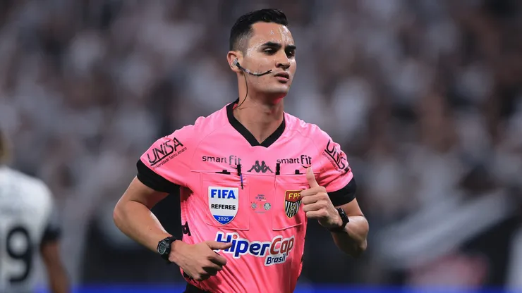 O arbitro Matheus Delgado Candancan durante partida entre Corinthians e Palmeiras no estadio Arena Corinthians pelo campeonato Paulista 2025. Foto: Ettore Chiereguini/AGIF