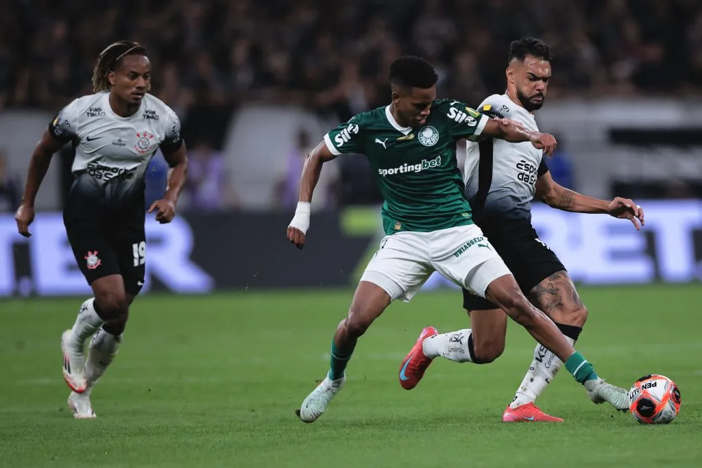 SP – SAO PAULO – 27/03/2025 – PAULISTA 2025 FINAL, CORINTHIANS X PALMEIRAS – Raniele jogador do Corinthians disputa lance com Estevao jogador do Palmeiras durante partida no estadio Arena Corinthians pelo campeonato Paulista 2025. Foto: Ettore Chiereguini/AGIF