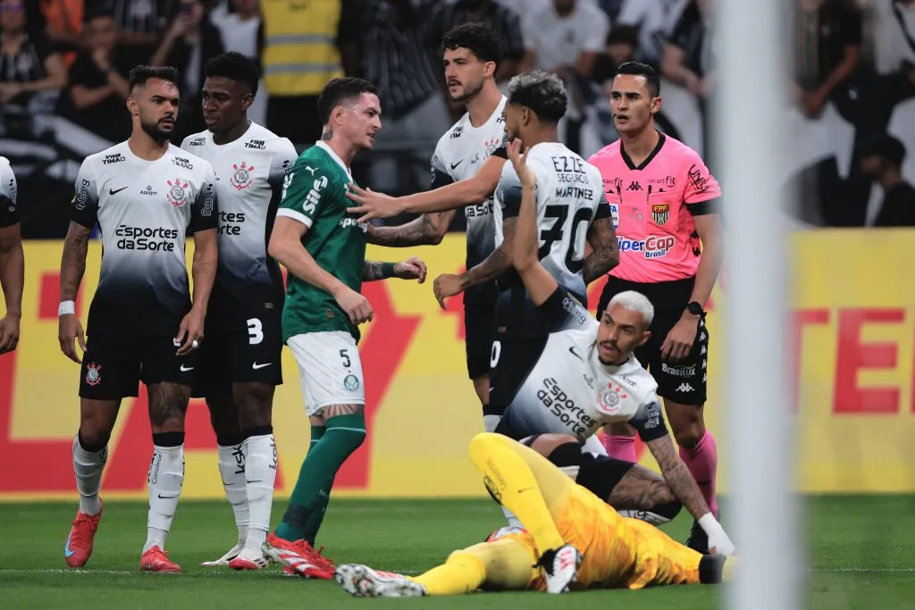 Tumulto entre jogadores do Corinthians e jogadores do Palmeiras durante partida no estadio Arena Corinthians pelo campeonato Paulista 2025. Foto: Ettore Chiereguini/AGIF