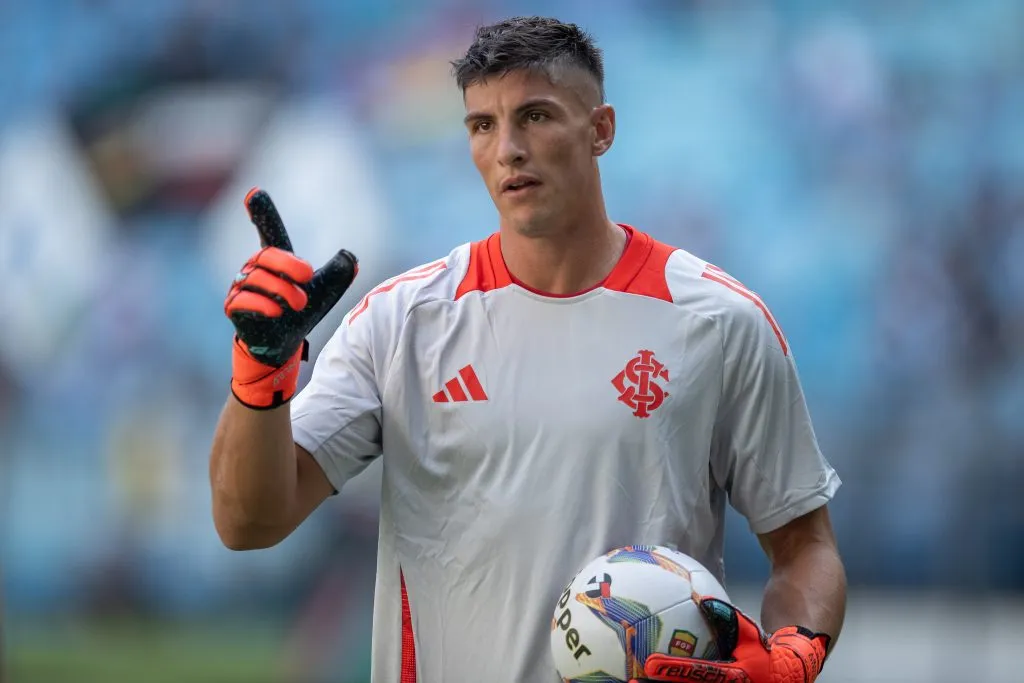 RS – PORTO ALEGRE – 08/03/2025 – GAUCHO 2025, GREMIO X INTERNACIONAL – Rochet jogador do Internacional durante partida contra o Gremio no estadio Arena do Gremio pelo campeonato Gaucho 2025. Foto: Liamara Polli/AGIF