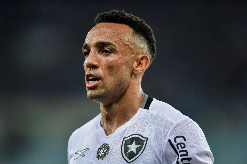 Marçal durante partida contra o Fluminense no Campeonato Brasileiro de 2024. Foto: Thiago Ribeiro/AGIF