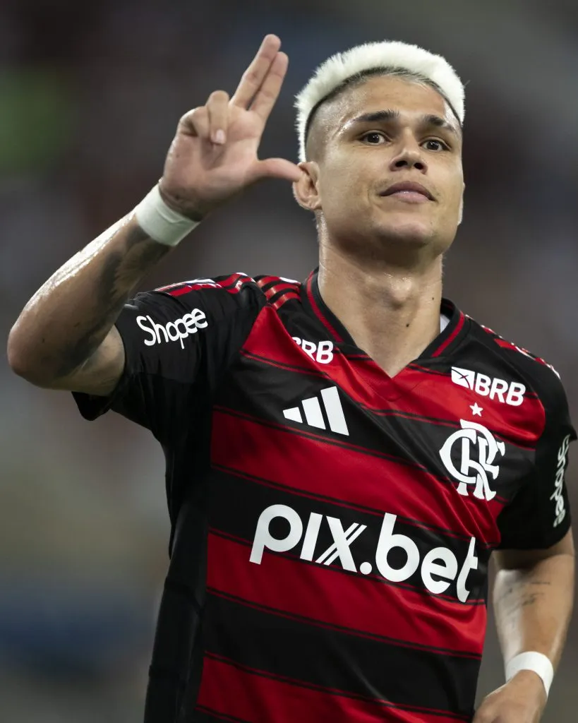 RJ – RIO DE JANEIRO – 22/02/2025 – CARIOCA 2025, FLAMENGO X MARICA – Luiz Araujo jogador do Flamengo comemora seu gol durante partida contra o Marica no estadio Maracana pelo campeonato Carioca 2025. Foto: Jorge Rodrigues/AGIF