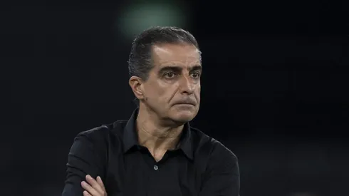 Renato Paiva tentará resgatar o bom futebol do Botafogo. Foto: Jorge Rodrigues/AGIF.