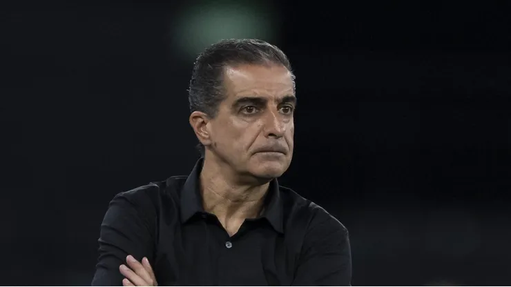 Renato Paiva tentará resgatar o bom futebol do Botafogo. Foto: Jorge Rodrigues/AGIF.
