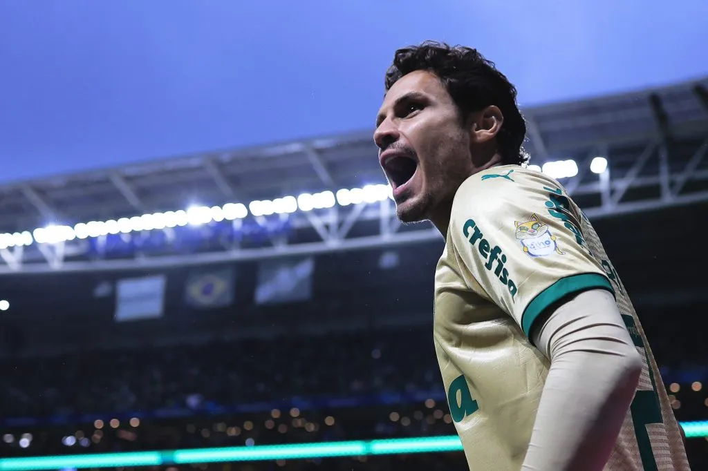 SP – SAO PAULO – 15/09/2024 – BRASILEIRO A 2024, PALMEIRAS X CRICIUMA – Raphael Veiga jogador do Palmeiras comemora seu gol durante partida contra o Criciuma no estadio Arena Allianz Parque pelo campeonato Brasileiro A 2024. Foto: Ettore Chiereguini/AGIF