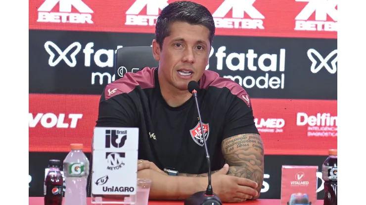Carpini durante entrevista coletiva após confronto contra o Sport na Copa do Nordeste 2025.