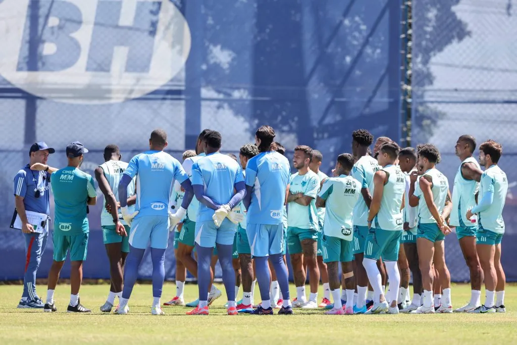 MG – BELO HORIZONTE – 27/02/2025 – CRUZEIRO, TREINO –  Jogadores do Cruzeiro reunidos com o Tecnico Leonardo Jardim durante treino no Centro de Treinamento CT Toca II. Foto: Gilson Lobo/AGIF