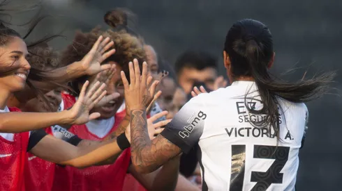 Vic Albuquerque jogadora do Corinthians comemora seu gol durante partida contra o Juventude no estadio Alfredo Schurig pelo campeonato Brasileiro A 2025. Foto: Anderson Romao/AGIF