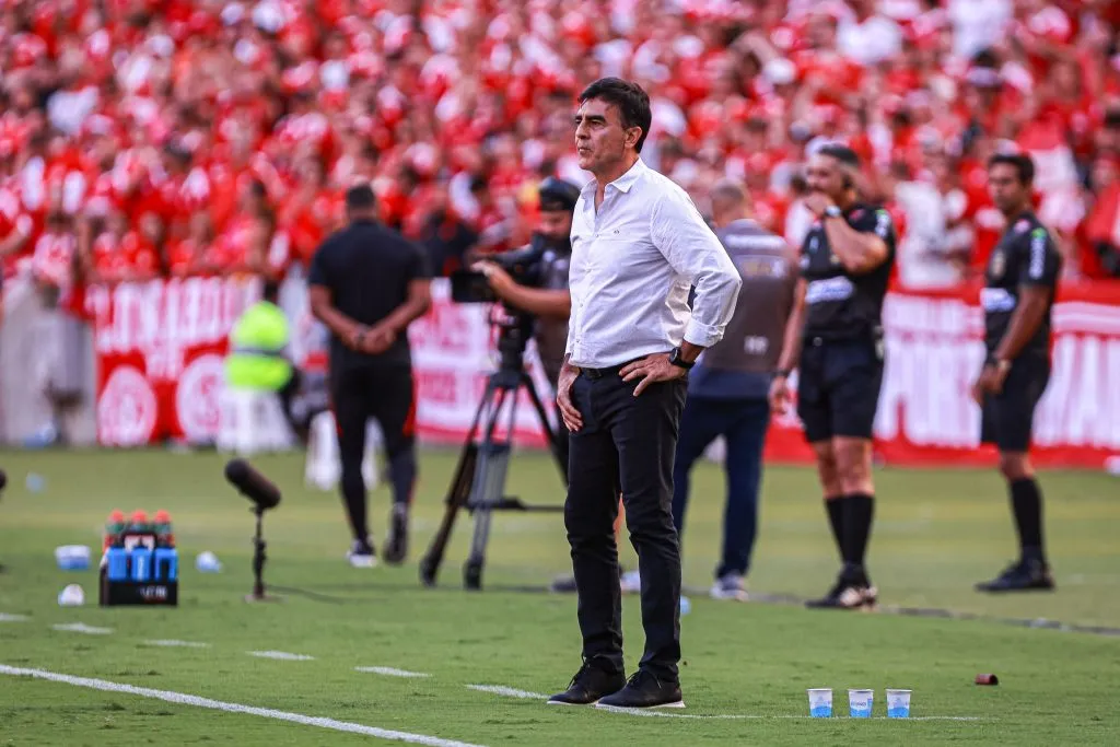 Gustavo Quinteros tecnico do Gremio durante partida contra o Internacional no estadio Beira-Rio pelo campeonato Gaucho 2025. Foto: Maxi Franzoi/AGIF