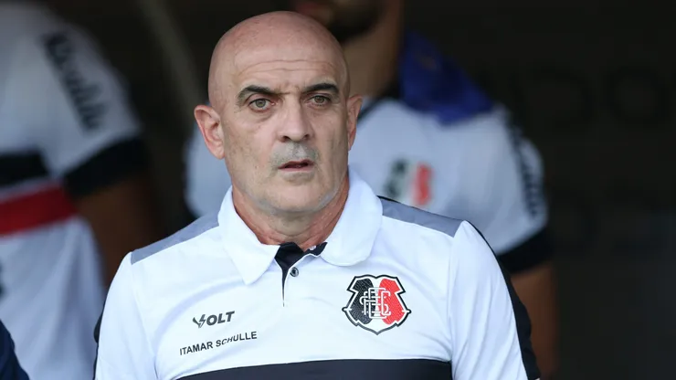 Itamar Schulle tecnico do Santa Cruz durante a partida entre Santa Cruz e Sport no Estadio do Arruda em Recife (PE), pelo Campeonato Pernambucano 2025. Foto: Marlon Costa/AGIF