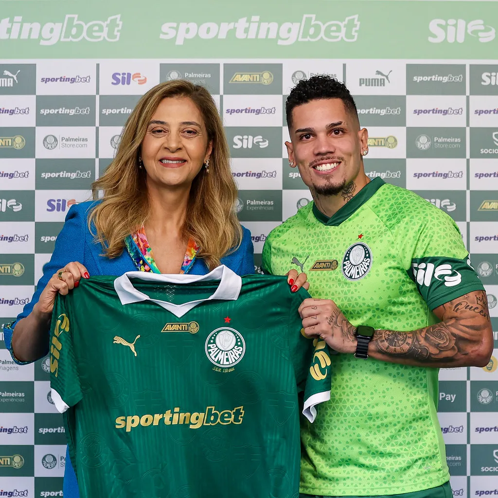 Paulinho e Leila Pereira na apresentação do jogador – Foto: Reprodução/Fábio Menotti/Palmeiras