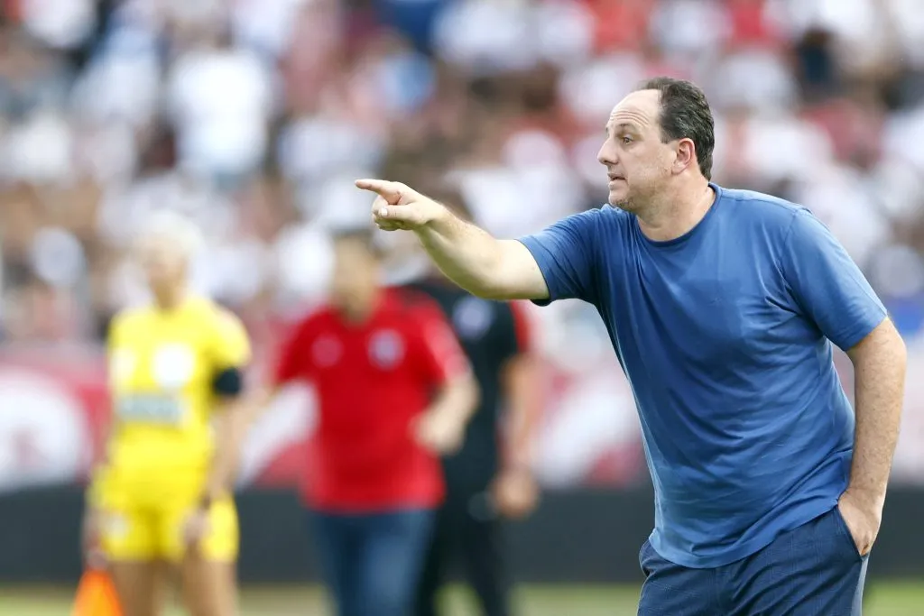 Rogerio Ceni à beira do campo, passando instruções – Foto: Thiago Calil/AGIF