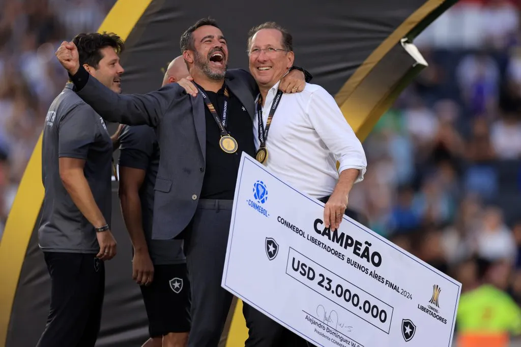 BUENOS AIRES, ARGENTINA – NOVEMBER 30: John Textor, Owner of Botafogo, and Artur Jorge, Head Coach of Botafogo celebrate with the winner’s check after the Copa CONMEBOL Libertadores 2024 Final between Atletico Mineiro and Botafogo at Estadio Más Monumental Antonio Vespucio Liberti on November 30, 2024 in Buenos Aires, Argentina. (Photo by Buda Mendes/Getty Images)
