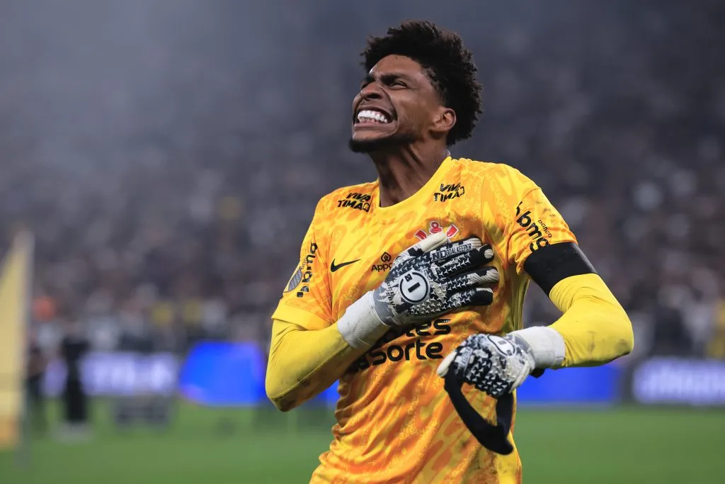 Hugo Souza comemorando durante partida contra o Palmeiras no Campeonato Paulista de 2025. Foto: Ettore Chiereguini/AGIF