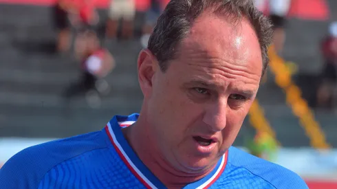 Rogério Ceni durante partida contra o Vitória no Campeonato Baiano de 2025.