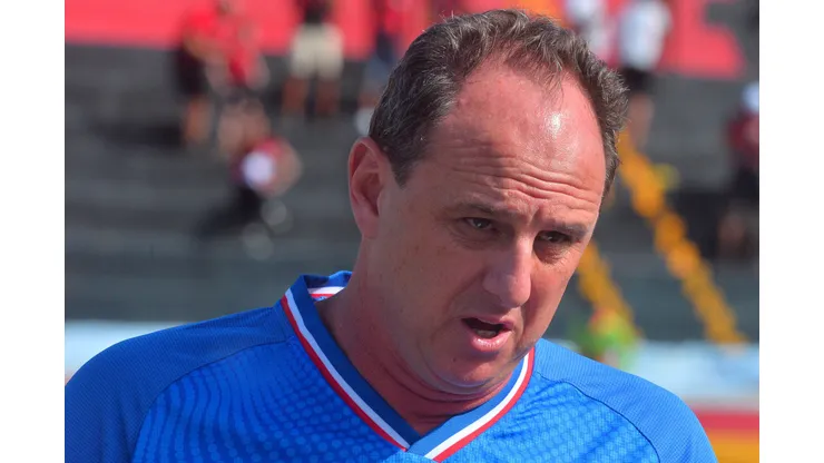 Rogério Ceni durante partida contra o Vitória no Campeonato Baiano de 2025.