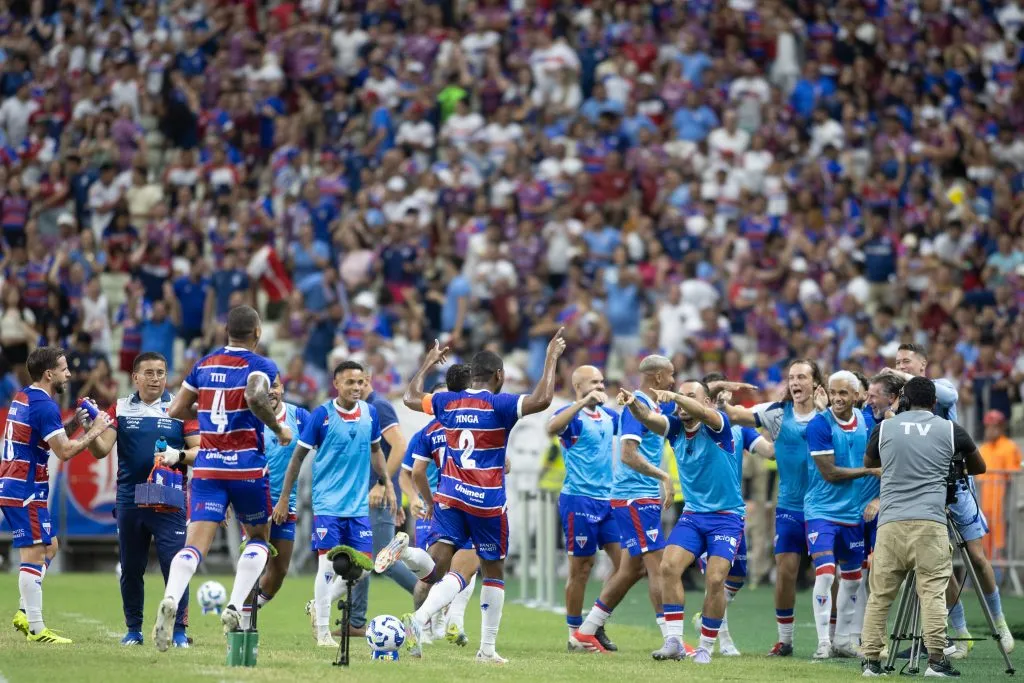 Jogadores do Fortaleza comemoram gol durante partida contra o Fluminense no estadio Arena Castelao pelo campeonato Brasileiro A 2025. Foto: Baggio Rodrigues/AGIF