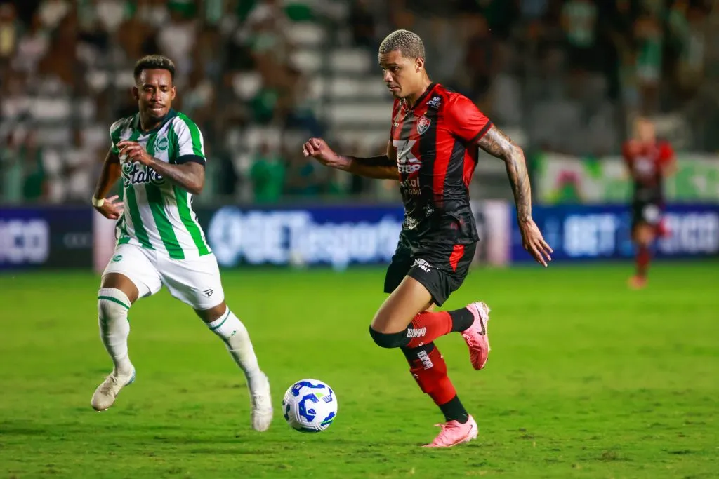 Janderson jogador do Vitoria durante partida contra o Juventude no estadio Alfredo Jaconi pelo campeonato Brasileiro A 2025. Foto: Luiz Erbes/AGIF