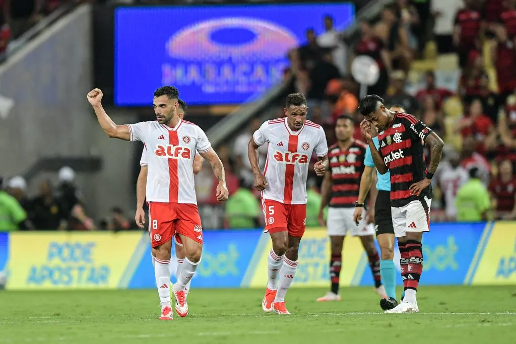 Brunon Henrique jogador do Internacional comemora seu gol durante partida contra o Flamengo no estadio Maracana pelo campeonato Brasileiro A 2025. Foto: Thiago Ribeiro/AGIF
