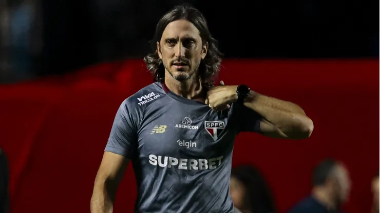 Zubeldía durante confronto contra o Sport no Braileirão 2025.