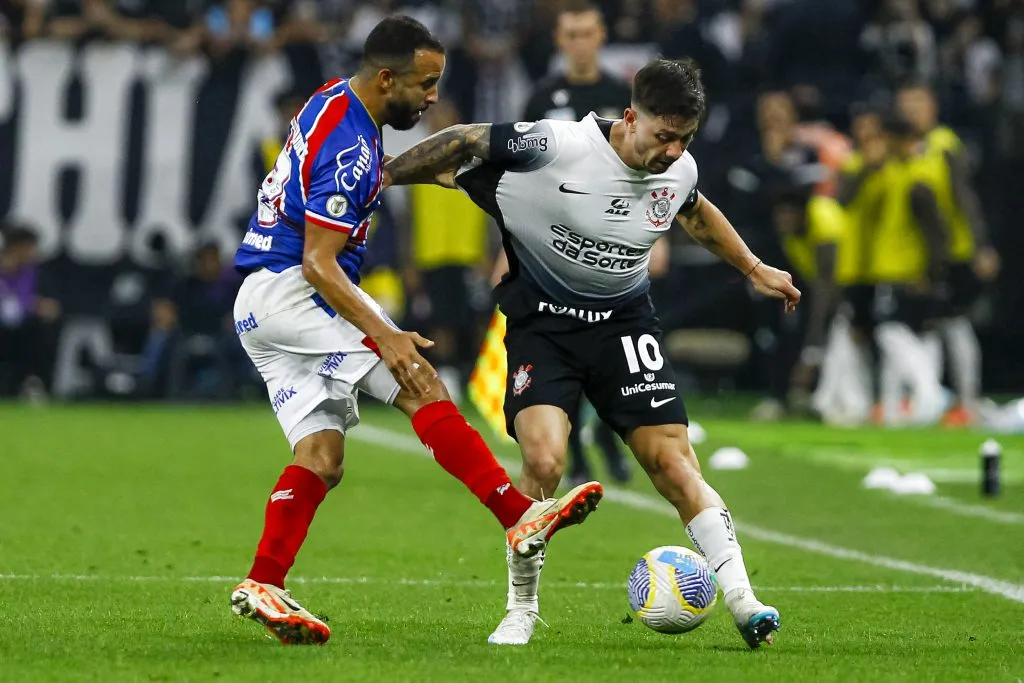 Garro e Caio Alexandre no confronto entre Corinthians e Bahia no Campeonato Brasileiro de 2024. Foto: Marco Miatelo/AGIF