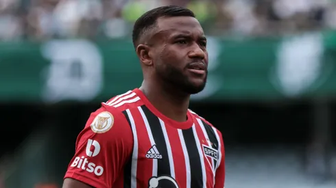 PR – CURITIBA – 29/04/2023 – BRASILEIRO A 2023, CORITIBA X SAO PAULO – Luan jogador do Sao Paulo durante execucao do hino nacional antes da partida contra o Coritiba no estadio Couto Pereira pelo campeonato BRASILEIRO A 2023. Foto: Robson Mafra/AGIF