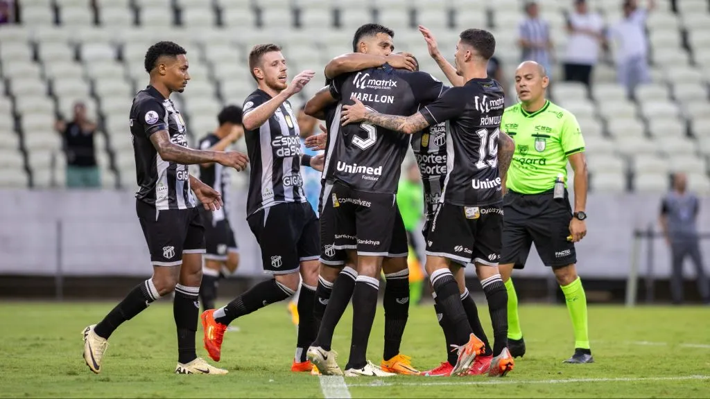 Jogadores do Ceará comemorando um gol na Arena Castelão. Foto: Baggio Rodrigues/AGIF