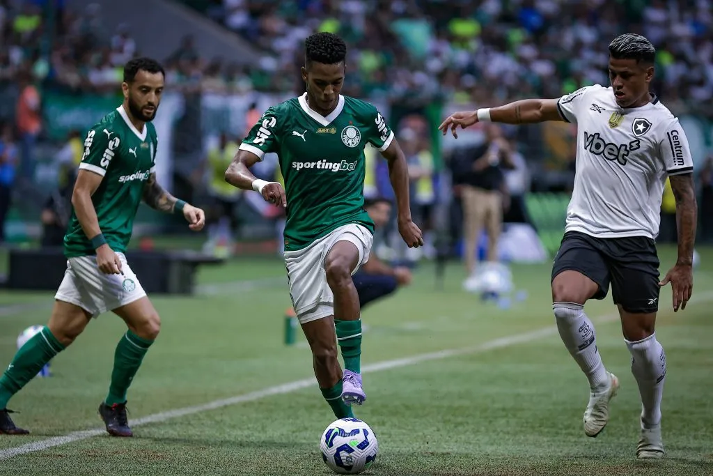 Estevao jogador do Palmeiras durante partida contra o Botafogo no estadio Arena Allianz Parque pelo campeonato Brasileiro A 2025.   Foto: Fabio Giannelli/AGIF