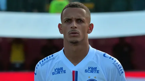Luciano Juba, jogador do Bahia durante execucao do hino nacional antes da partida contra o Vitoria no estadio Barradao pelo campeonato Baiano 2025. Foto: Walmir Cirne/AGIF