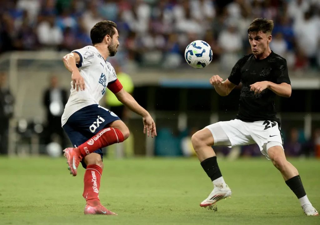 Everton Ribeiro jogador do Bahia disputa lance com Bidon jogador do Corinthians durante partida no estadio Arena Fonte Nova pelo campeonato Brasileiro A 2025. Foto: Jhony Pinho/AGIF
