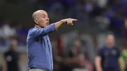 Leonardo Jardim técnico do Cruzeiro durante partida contra o Mirassol no estádio Mineirão pelo campeonato Brasileiro A 2025. Foto: Gilson Lobo/AGIF
