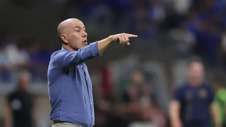 Leonardo Jardim técnico do Cruzeiro durante partida contra o Mirassol no estádio Mineirão pelo campeonato Brasileiro A 2025. Foto: Gilson Lobo/AGIF