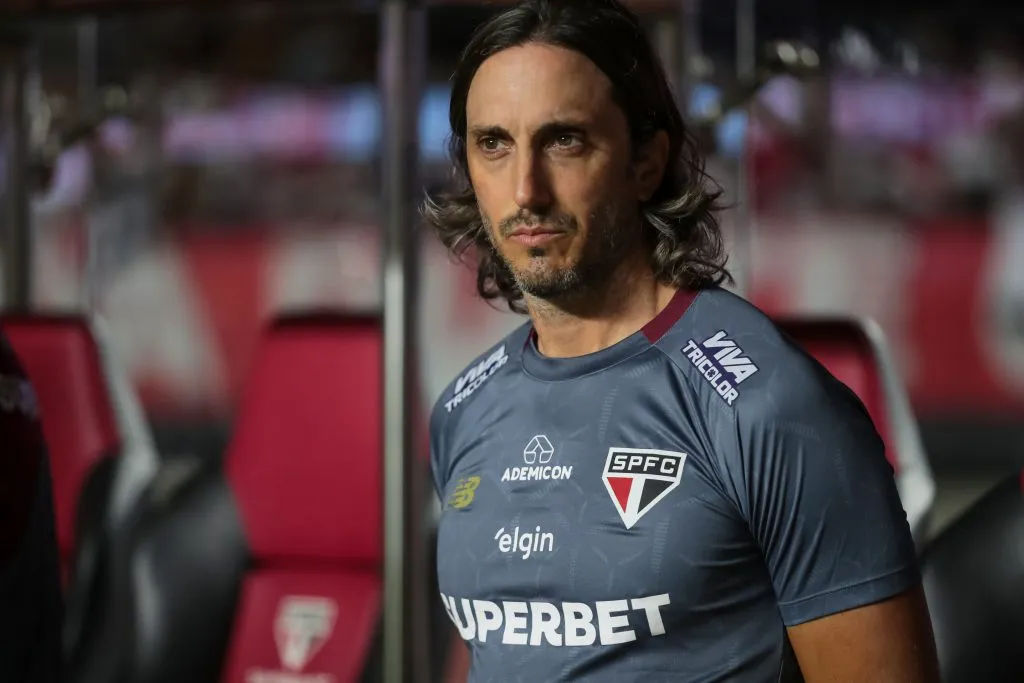 Zubeldía durante partida contra o Sport no Campeonato Brasileiro de 2025. Foto: Marco Miatelo/AGIF