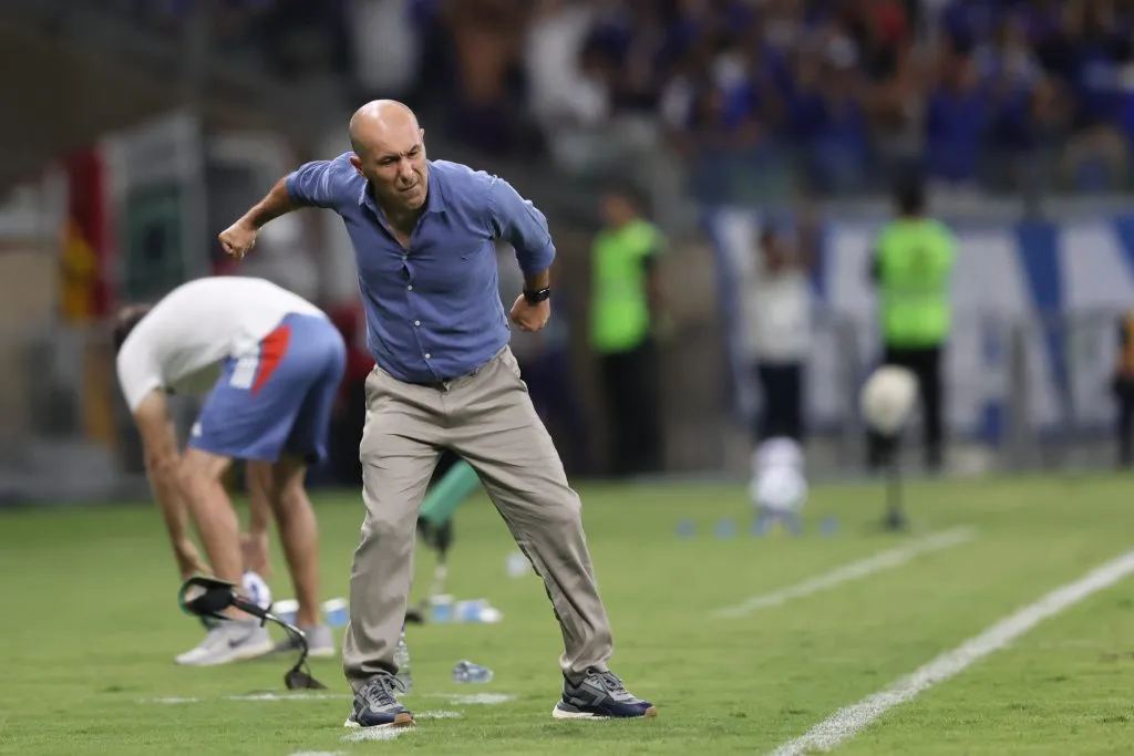 MG – BELO HORIZONTE – 29/03/2025 – BRASILEIRO A 2025, CRUZEIRO X MIRASSOL – Leonardo Jardim tecnico do Cruzeiro comemora vitoria ao final da partida contra o Mirassol no estadio Mineirao pelo campeonato Brasileiro A 2025. Foto: Gilson Lobo/AGIF