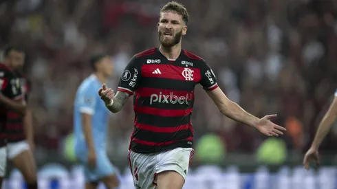 Leo Pereira jogador do Flamengo disputa lance com jogador do Bolivar durante partida no estadio Maracana pelo campeonato Copa Libertadores 2024.