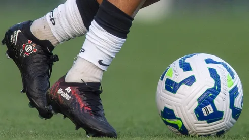 Detalhe da chuteira da jogadora do Corinthians. Foto: Anderson Romao/AGIF