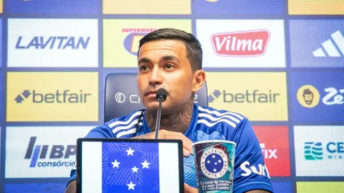 Dudu durante sua apresentacao oficial como jogador do Cruzeiro.